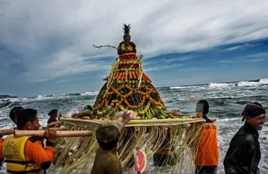 Menjahit Kehidupan, Menjaga Tradisi di Cilacap